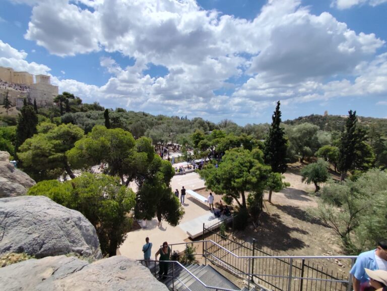 Μενδώνη: Άνοιξαν οι επί έτη κλειστές διαδρομές στον αρχαιολογικό χώρο της Ακρόπολης και το νέο Πωλητήριο
