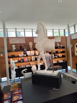 Μενδώνη: Άνοιξαν οι επί έτη κλειστές διαδρομές στον αρχαιολογικό χώρο της Ακρόπολης και το νέο Πωλητήριο