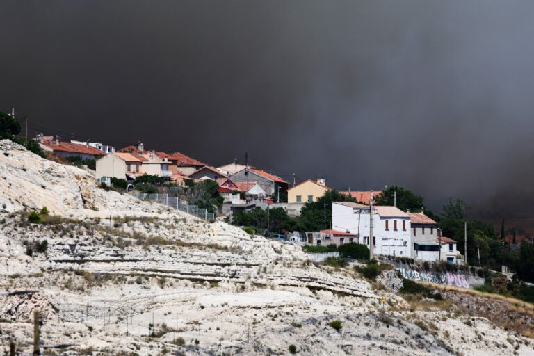 Φωτιά τώρα: Εικόνες καταστροφής από τις παρυφές της Μασσαλίας – Πυκνός μαύρος καπνός έχει καλύψει την πόλη