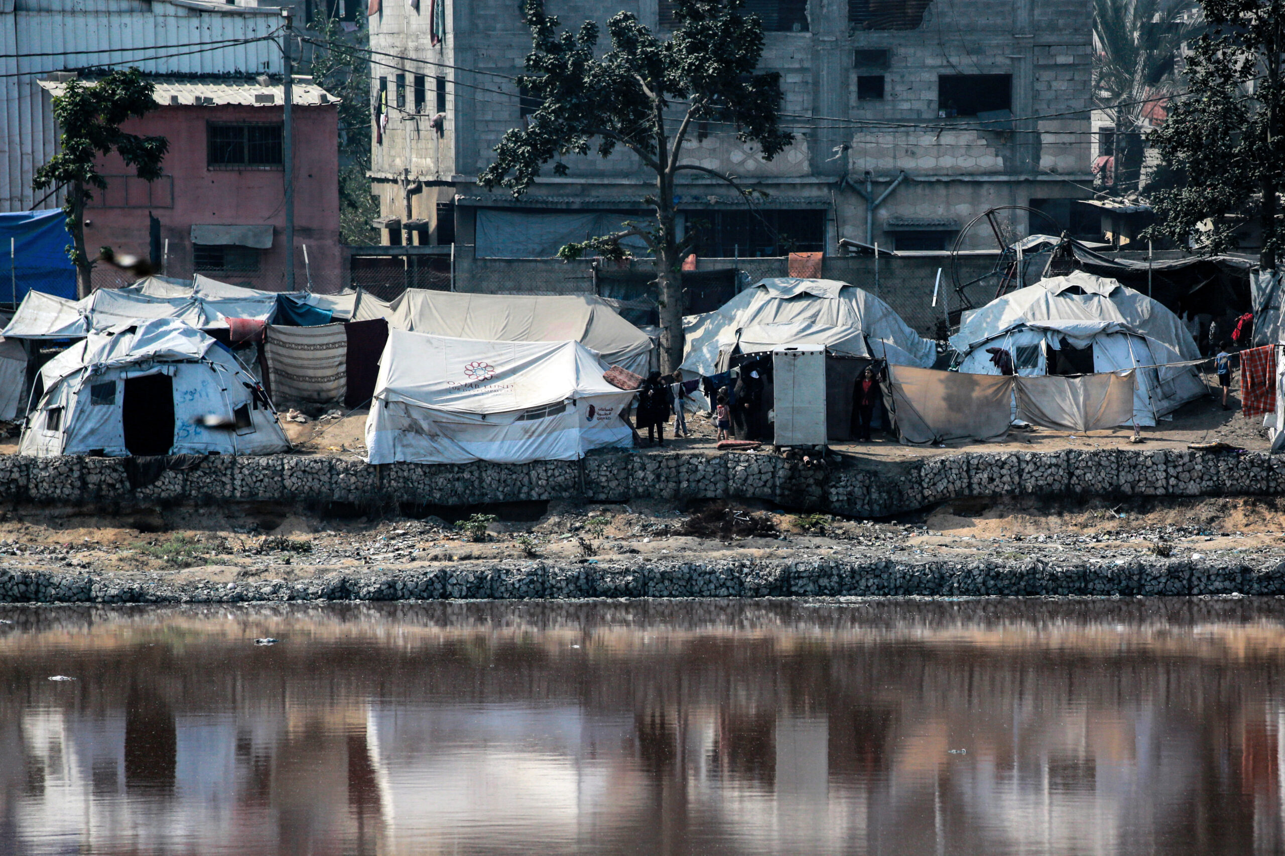 PALESTINIAN-ISRAEL-CONFLICT-GAZA-DISPLACED-WASTE-SEWAGE Γάζα: Τουλάχιστον 22 νεκροί σε ισραηλινούς βομβαρδισμούς σύμφωνα με την πολιτική προστασία