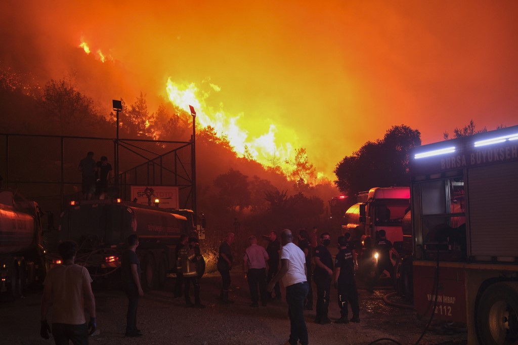 Τουρκία: Χιλιάδες άνθρωποι απομακρύνονται, την ώρα που οι πυροσβεστικές δυνάμεις δίνουν μάχη με τις πυρκαγιές