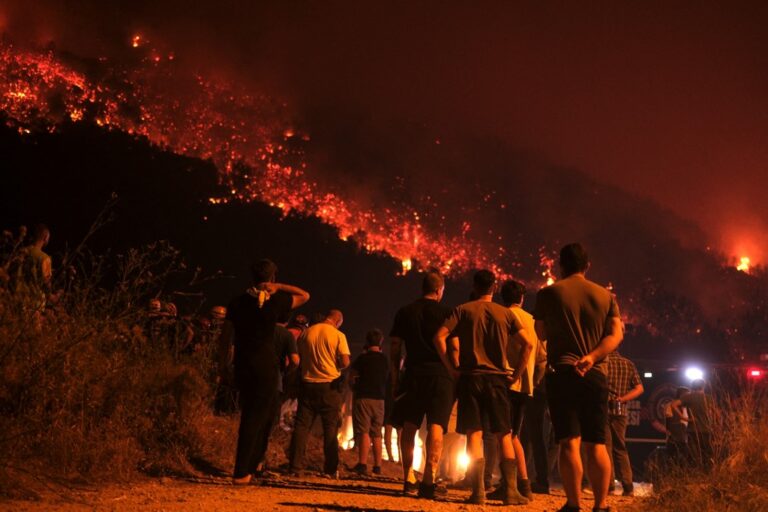 Τουρκία: Χιλιάδες άνθρωποι απομακρύνονται, την ώρα που οι πυροσβεστικές δυνάμεις δίνουν μάχη με τις πυρκαγιές