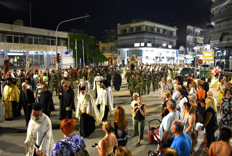 Κομοτηνή: Κοσμοσυρροή παρά τον καύσωνα στη Λιτανεία της Πολιούχου Αγίας Παρασκευής