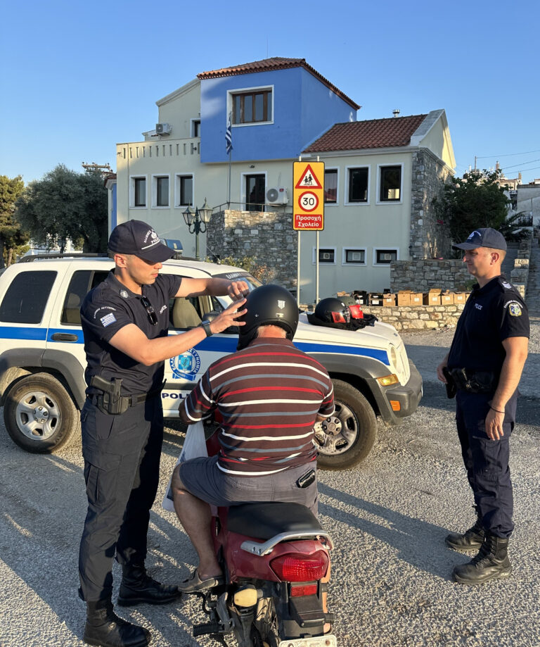 Ασφάλεια στους δρόμους της Αλοννήσου: αστυνομικοί μοιράζουν κράνη με μήνυμα Ζωής