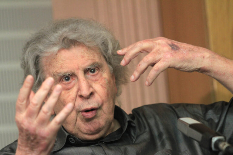 100 χρόνια Μίκης Θεοδωράκης: «Με τις πρώτες νότες σε χτυπάει ένα βέλος κατευθείαν στην καρδιά»