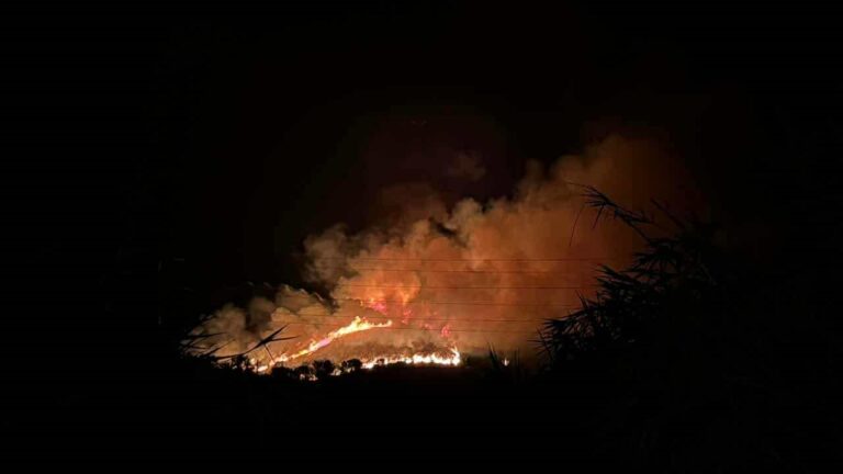 Σε ύφεση η φωτιά σε αγροτική έκταση στη Μακύνεια Αντιρρίου