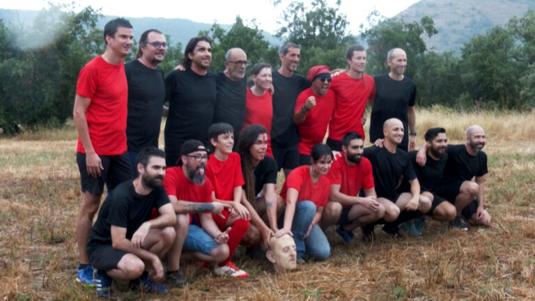 «Κλωτσιά στον Φασισμό»: 50 χρόνια από τον θάνατο του Φράνκο, Ισπανοί παίζουν ποδόσφαιρο με μπάλα – «κεφάλι» του δικτάκτορα (video)