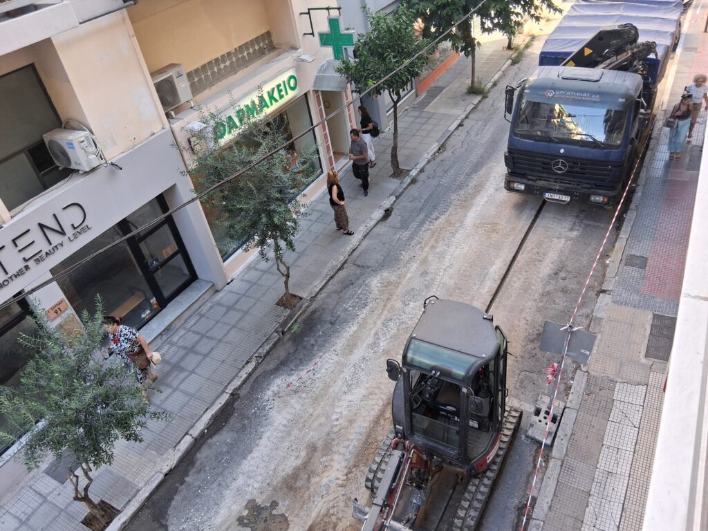 Νέα μεγάλη ζημιά στο δίκτυο ύδρευσης από το έργο των οπτικών ινών στην Σπυρίδη