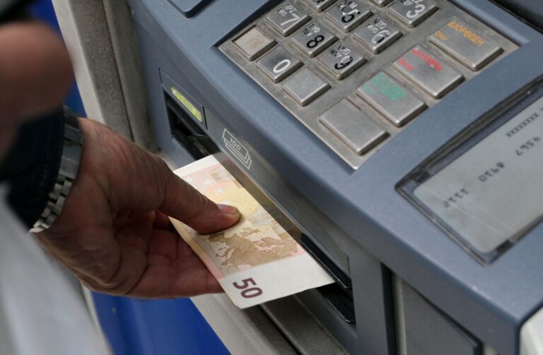 Εγκρίθηκε η τροπολογία για αναλήψεις χωρίς προμήθεια στα ΑΤΜ – Σε ισχύ από 11 Αύγουστου