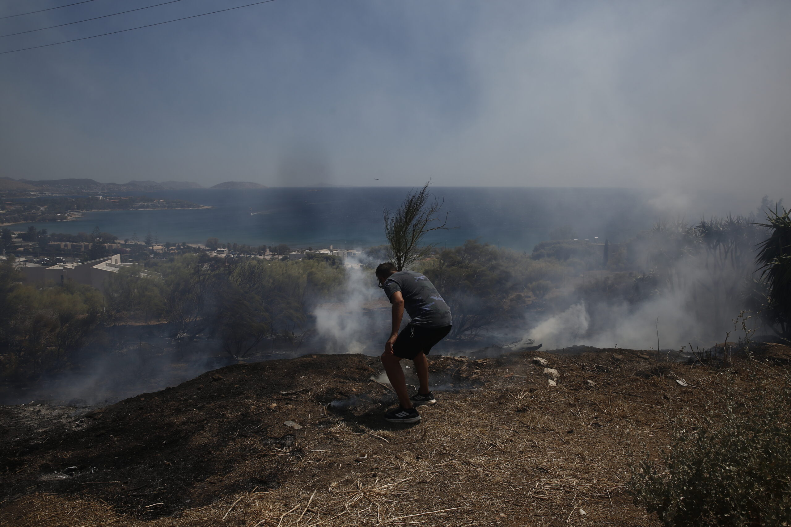 ΠΥΡΚΑΓΙΑ ΣΤΟ ΚΟΡΩΠΙ Φωτιά τώρα: Εικόνες καταστροφής, μέσα σε σπίτια οι φλόγες (photos)