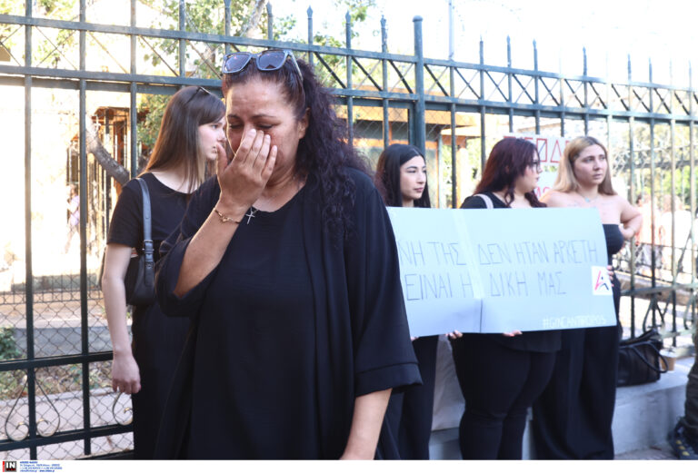 Δίκη για δολοφονία Κ. Γρίβα: Αντιπαράθεση της μητέρας του κατηγορουμένου με την οικογένεια του θύματος