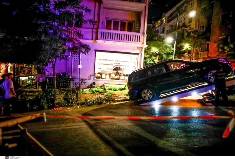Κολωνάκι: Απίστευτες εικόνες από το εστιατόριο που έπεσε το τζιπ