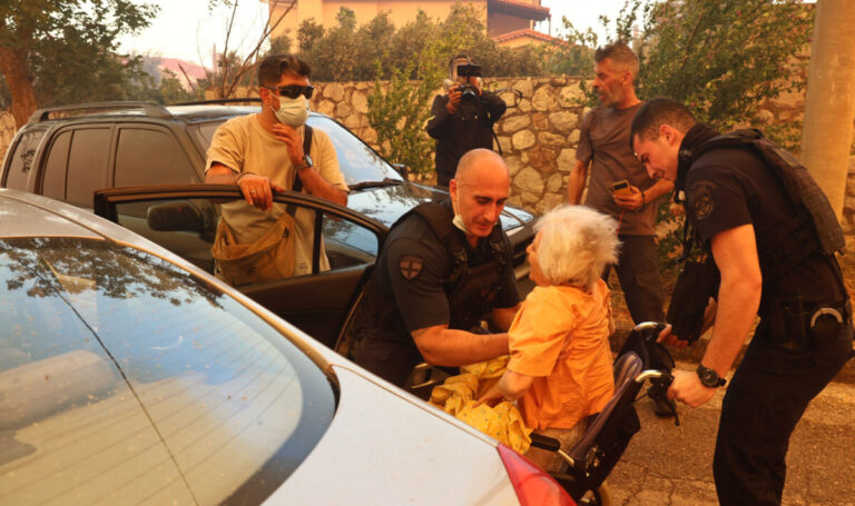 Φωτιά τώρα στην Αττική: Πέντε άτομα έχουν διακομιστεί σε νοσοκομεία