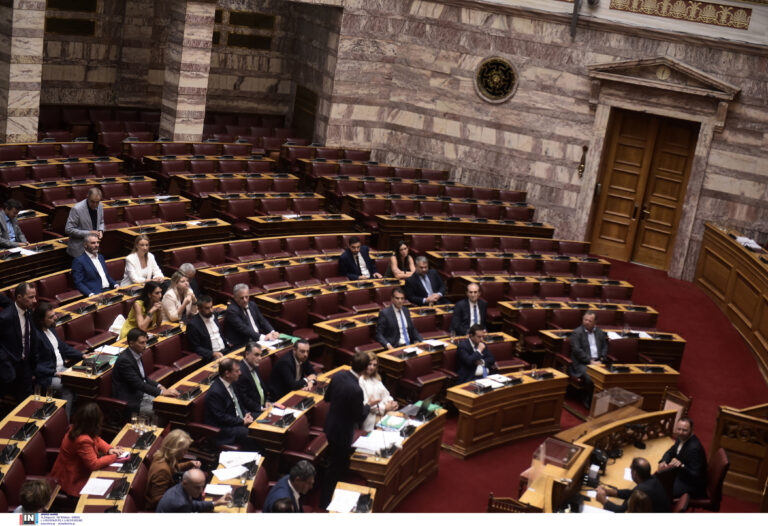 Κυβερνητικές πηγές: Για απαρτία απαιτείται η παρουσία τουλάχιστον 75 βουλευτών – Σε μικρότερο βαθμό η χρήση επιστολικής ψήφου από τη ΝΔ