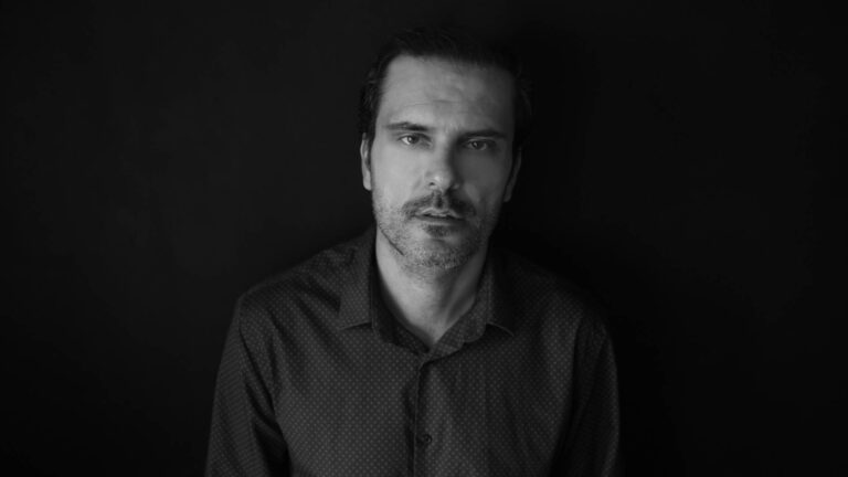 Γεράσιμος Μιχελής: Το «Παρά Πέντε», η μακρά του διαδρομή στο θέατρο και η σπάνια νόσος από την οποία έπασχε