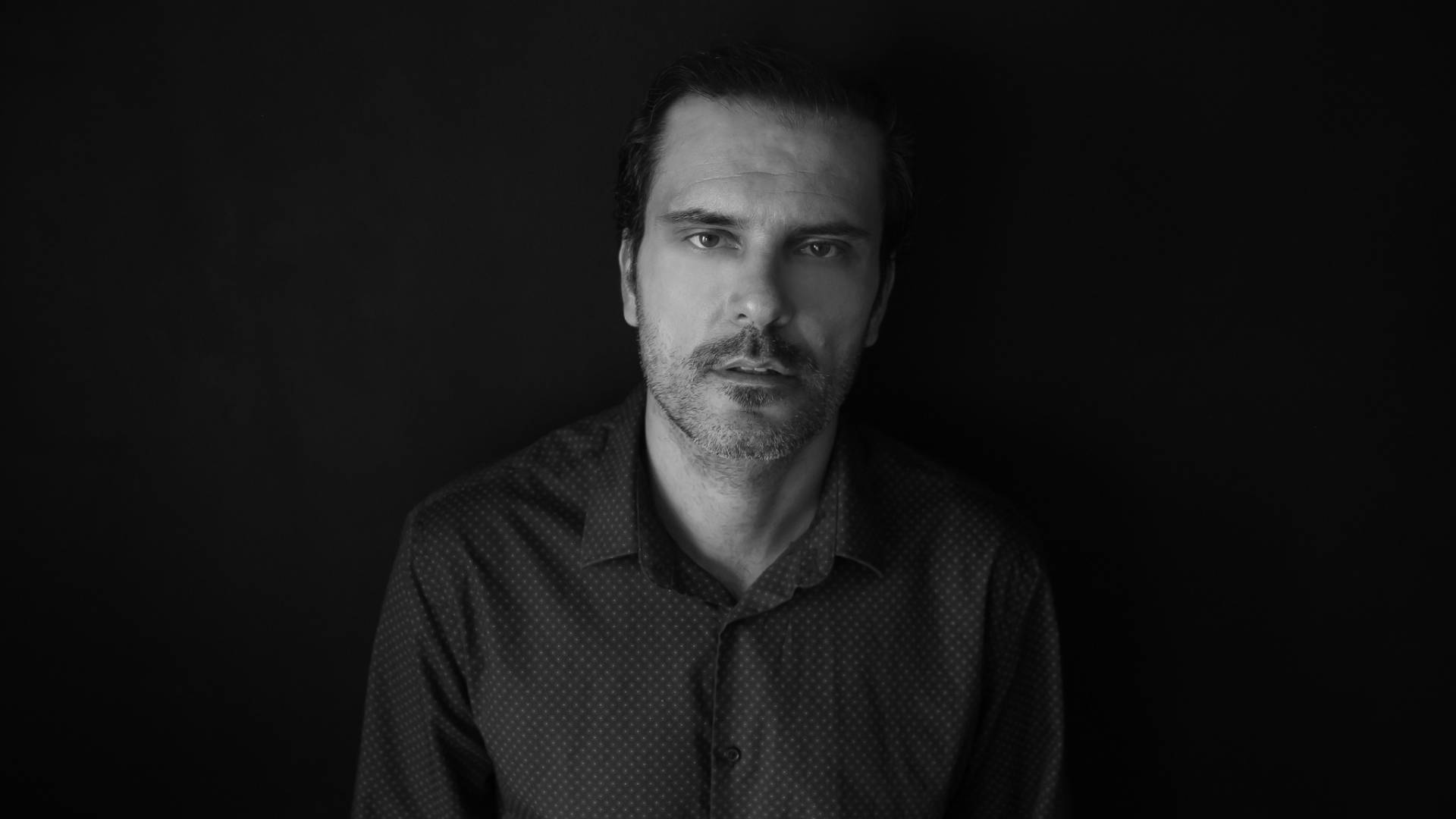 Γεράσιμος Μιχελής: Το «Παρά Πέντε», η μακρά του διαδρομή στο θέατρο και η σπάνια νόσος από την οποία έπασχε