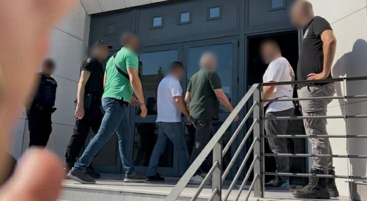 Ανακρίνονται τώρα οι 14 τελωνειακοί που συνελήφθησαν στον μεθοριακό σταθμό Μαυροματίου