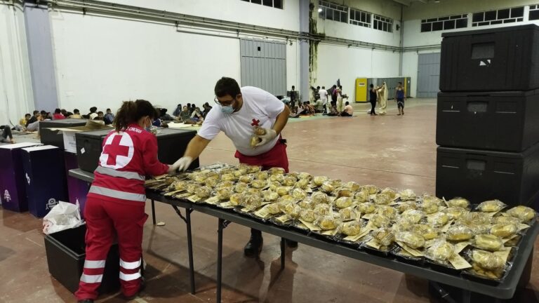 Χανιά: Δίπλα στους μετανάστες οι εθελοντές του Ερυθρού Σταυρού και ο Συνεταιρισμός Φαρμακοποιών Χανίων