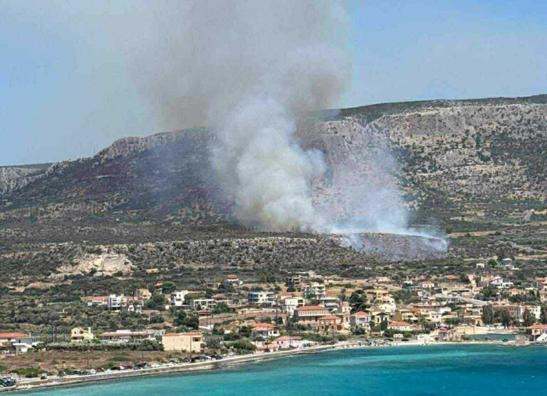 Σε ύφεση η φωτιά στην Πλύτρα Λακωνίας