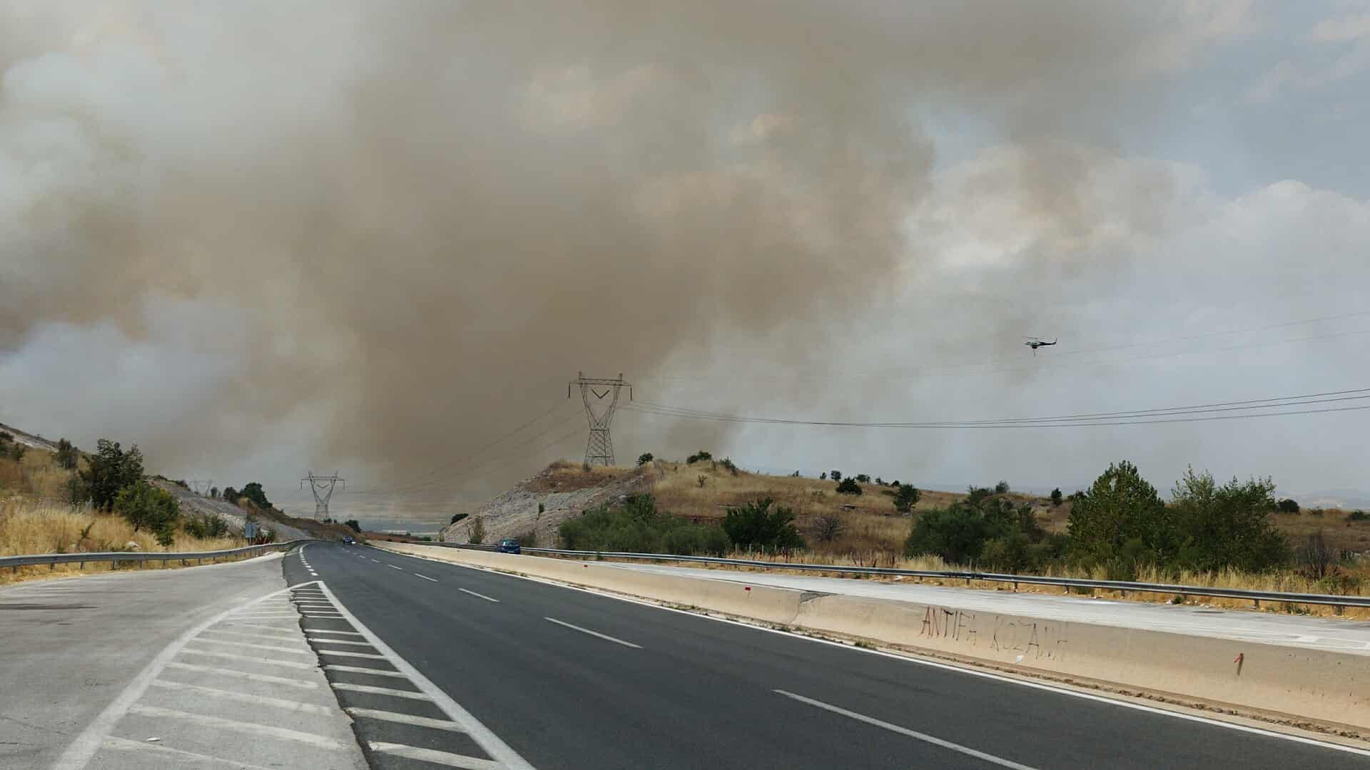 Αναζωπυρώθηκε η πυρκαγιά στην Ποντοκώμη Κοζάνης – Έφτασε στον κάθετο άξονα της Εγνατίας Οδού – Έκλεισε προληπτικά ο δρόμος