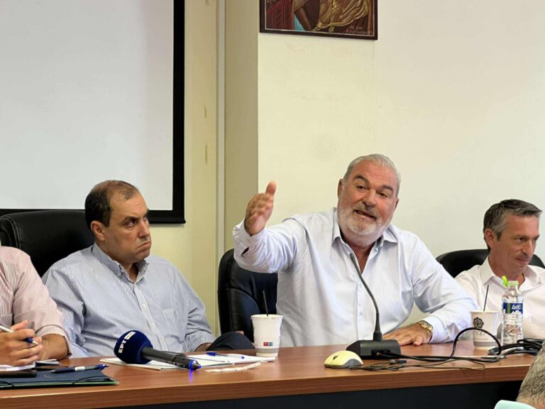 Άμεσα η καταγραφή ζημιών και οι αποζημιώσεις για τη φωτιά στα χωριά του Αετού – Στην Κυπαρισσία ο υφυπουργός Πολιτικής Προστασίας Κ. Κατσαφάδος
