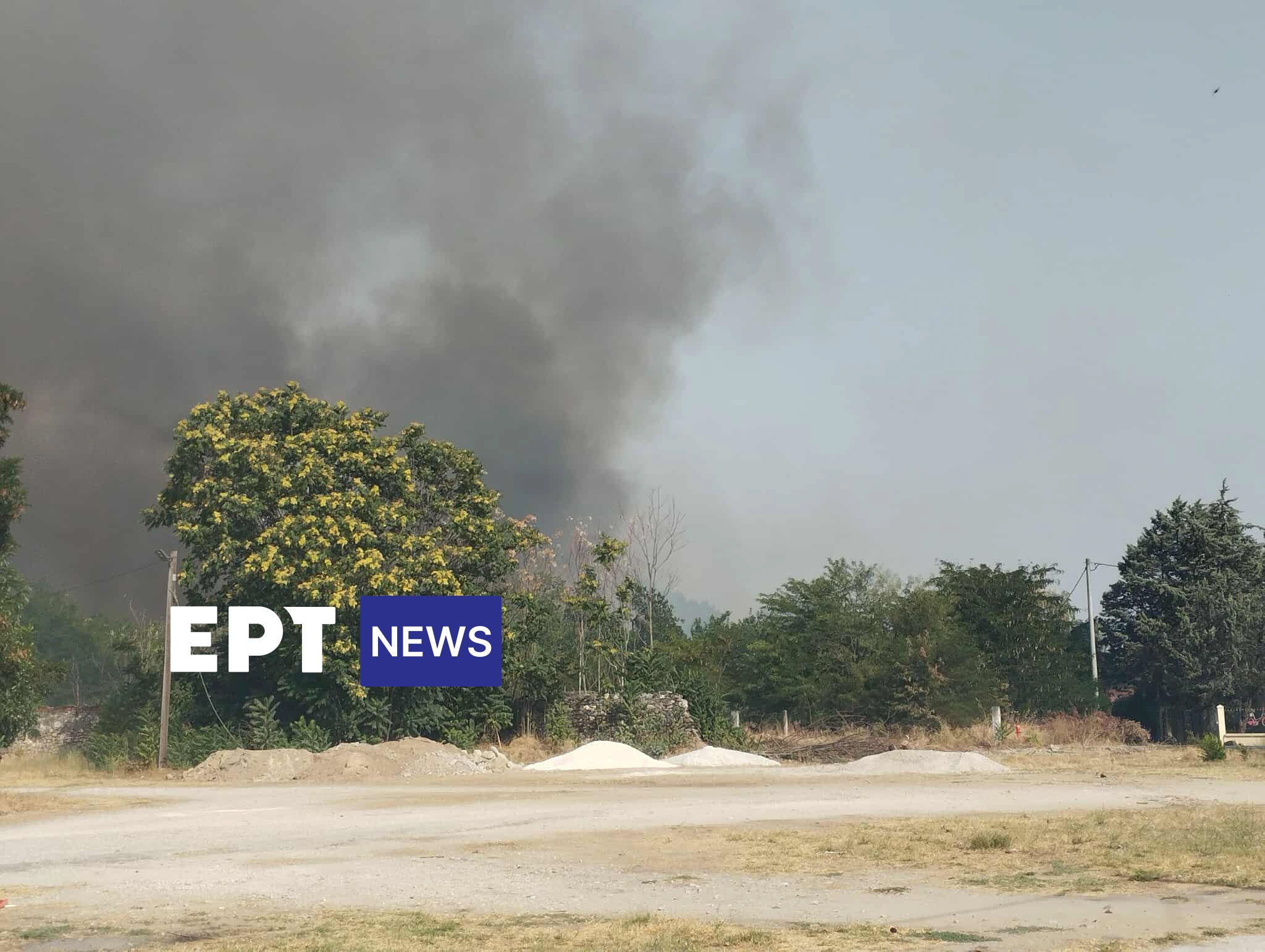 Φωτιά στον οικισμό Άγιο Ραφαήλ στην πόλη των Σερρών – Εστάλη μήνυμα του “112”