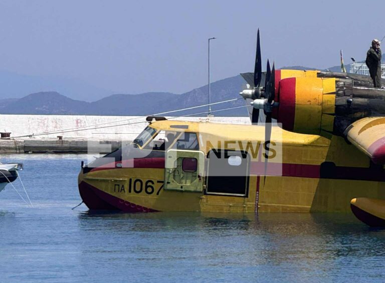 Αποκλειστικές εικόνες και βίντεο από την αναγκαστική προσθαλάσσωση του Canadair στον Κορινθιακό – Σώοι οι δύο πιλότοι