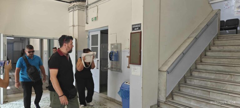 Βόλος: Στη φυλακή οδηγείται η 52χρονη μητέρα – Κατηγορείται για παιδική πορνογραφία και γενετήσιες πράξεις σε βάρος της ανήλικης κόρης της