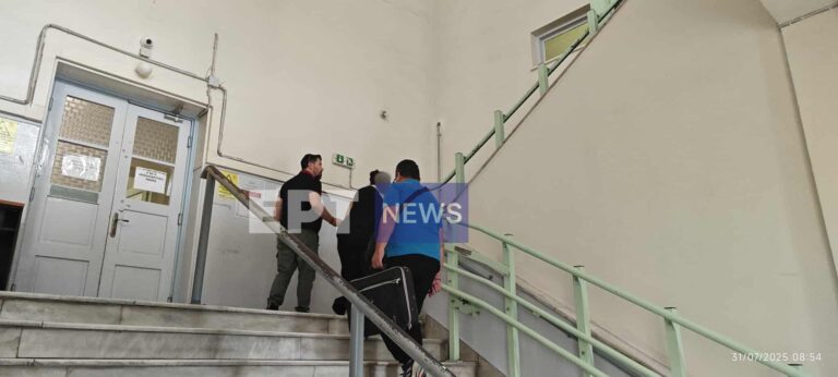 Βόλος: Απολογείται η 52χρονη μητέρα που εξωθούσε την ανήλικη κόρη της σε σεξουαλικές πράξεις μαζί της, ενώ την βιντεοσκοπούσε