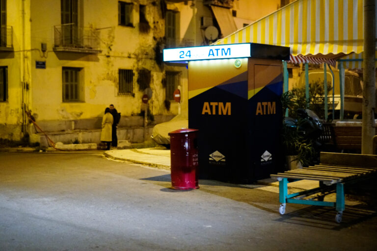 Τράπεζες – ΑΤΜ: Ποιές χρεώσεις μηδενίζονται, ποιές μειώνονται σε 1,5 ευρώ – Π. Μαρινάκης: «Οι τράπεζες πήγαν να παρακάμψουν τις ρυθμίσεις της κυβέρνησης για τις χρεώσεις»