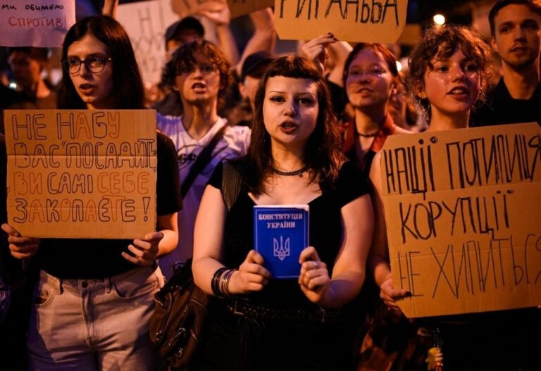 Ουκρανία: Η μεταρρύθμιση του Ζελένσκι «κατά» της διαφθοράς πυροδοτεί πολυπληθείς διαδηλώσεις