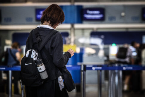 Μένουμε στο σπίτι <br/> και διαβάζουμε ένα καλό βιβλίο