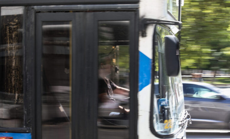 Βοτανικός: Συνελήφθη οδηγός λεωφορείου για απόπειρα ανθρωποκτονίας συναδέλφου του – Τον παρέσυρε με το λεωφορείο