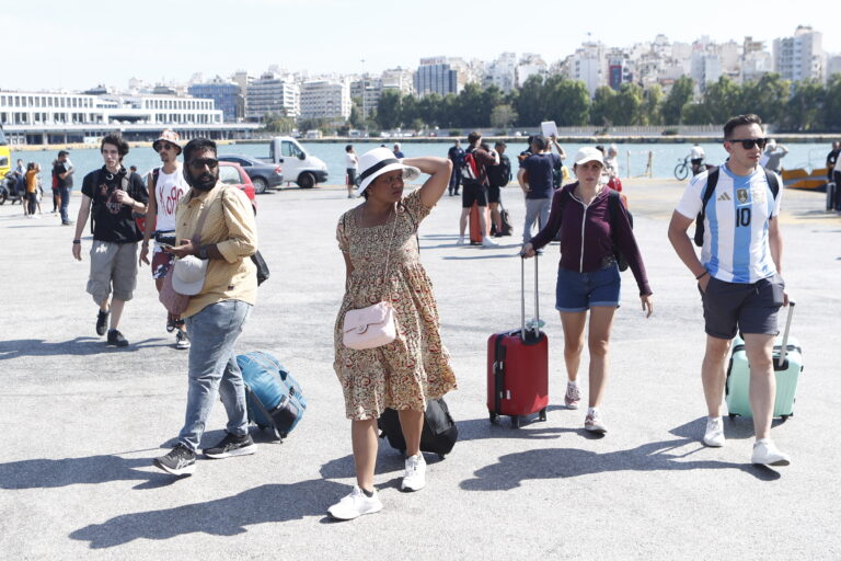 Συνεχίζεται η μεγάλη έξοδος των αδειούχων – Αυξημένη κίνηση στο λιμάνι του Πειραιά