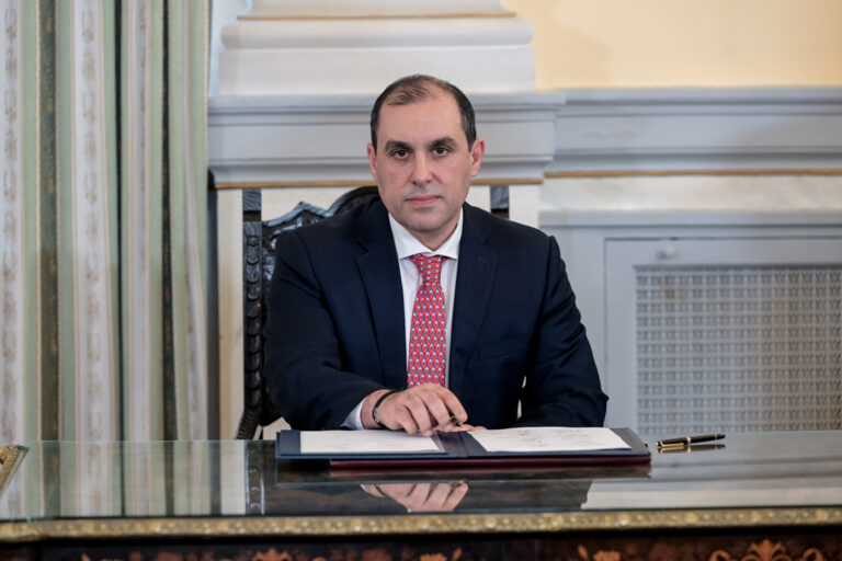 Αυτοψίες σε πυρόπληκτες περιοχές της Αττικής από τον υφυπ. Πολιτικής Προστασίας και Κλιματικής Κρίσης, Κ. Κατσαφάδο