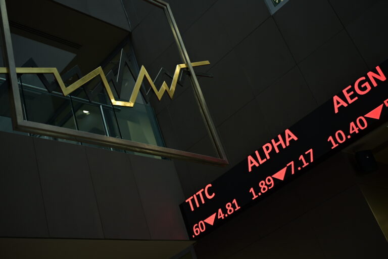 Παγκόσμιος πρωταθλητής αποδόσεων το ΧΑ το 2025 – Γιατί οι διεθνείς επενδυτές αγοράζουν Ελλάδα
