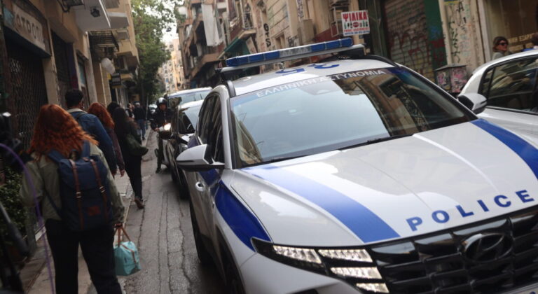Συνελήφθη 45χρονος που επιτέθηκε με μαχαίρι σε 82χρονη στα Εξάρχεια – Φέρεται να αντιμετωπίζει ψυχολογικά προβλήματα