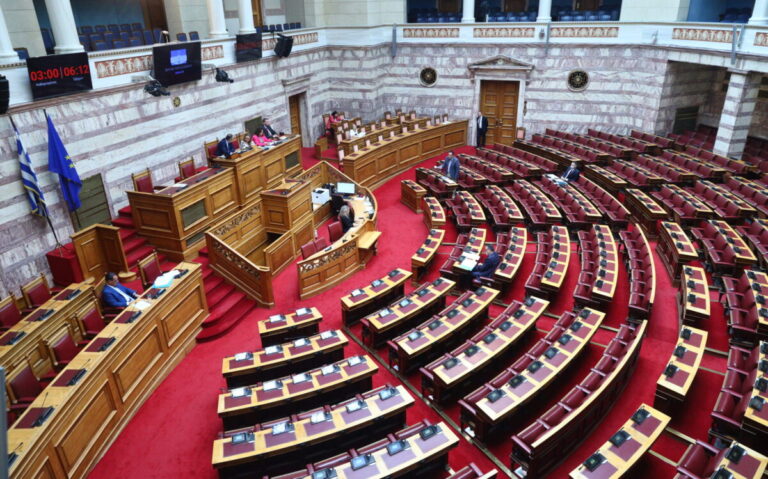 Βουλή: Η τροπολογία για τους οικισμούς στο επίκεντρο της αντιπαράθεσης κοινοβουλευτικών εκπροσώπων ΝΔ-ΠΑΣΟΚ