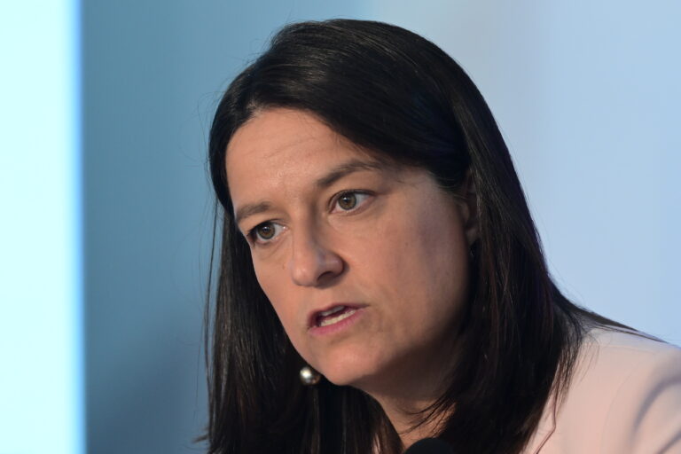 Financial Times: Η Νίκη Κεραμέως στην «πρώτη γραμμή» του επαναπατρισμού Ελλήνων από Ευρώπη και ΗΠΑ