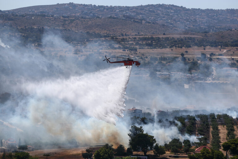 Σε ύφεση η φωτιά σε Πικέρμι, Ραφήνα, Σπάτα: Διάσπαρτες εστίες, μάχη με τις αναζωπυρώσεις – Κάηκαν σπίτια, αναμένονται αυτοψίες