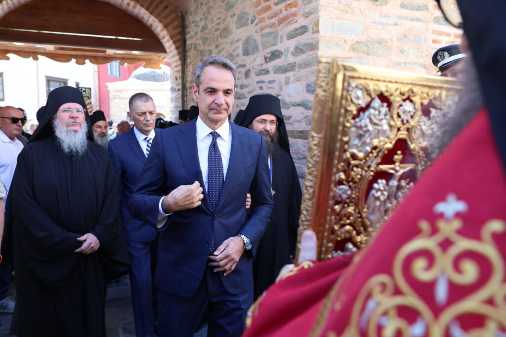 Ο Πρωθυπουργός στο Άγιο Όρος: Βούληση της κυβέρνησης να σταθεί «αρωγός στη διαχρονική πορεία της Αθωνικής Πολιτείας»