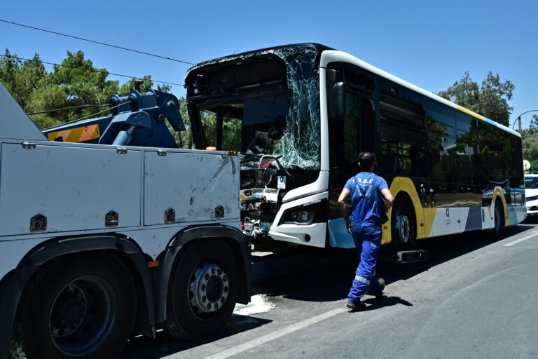 Κοινοπραξία Συγκοινωνιών Αττικής για το τροχαίο στη Βούλα: Το δεύτερο λεωφορείο κινούνταν με ταχύτητα κάτω από το όριο – Αδιευκρίνιστα τα αίτια