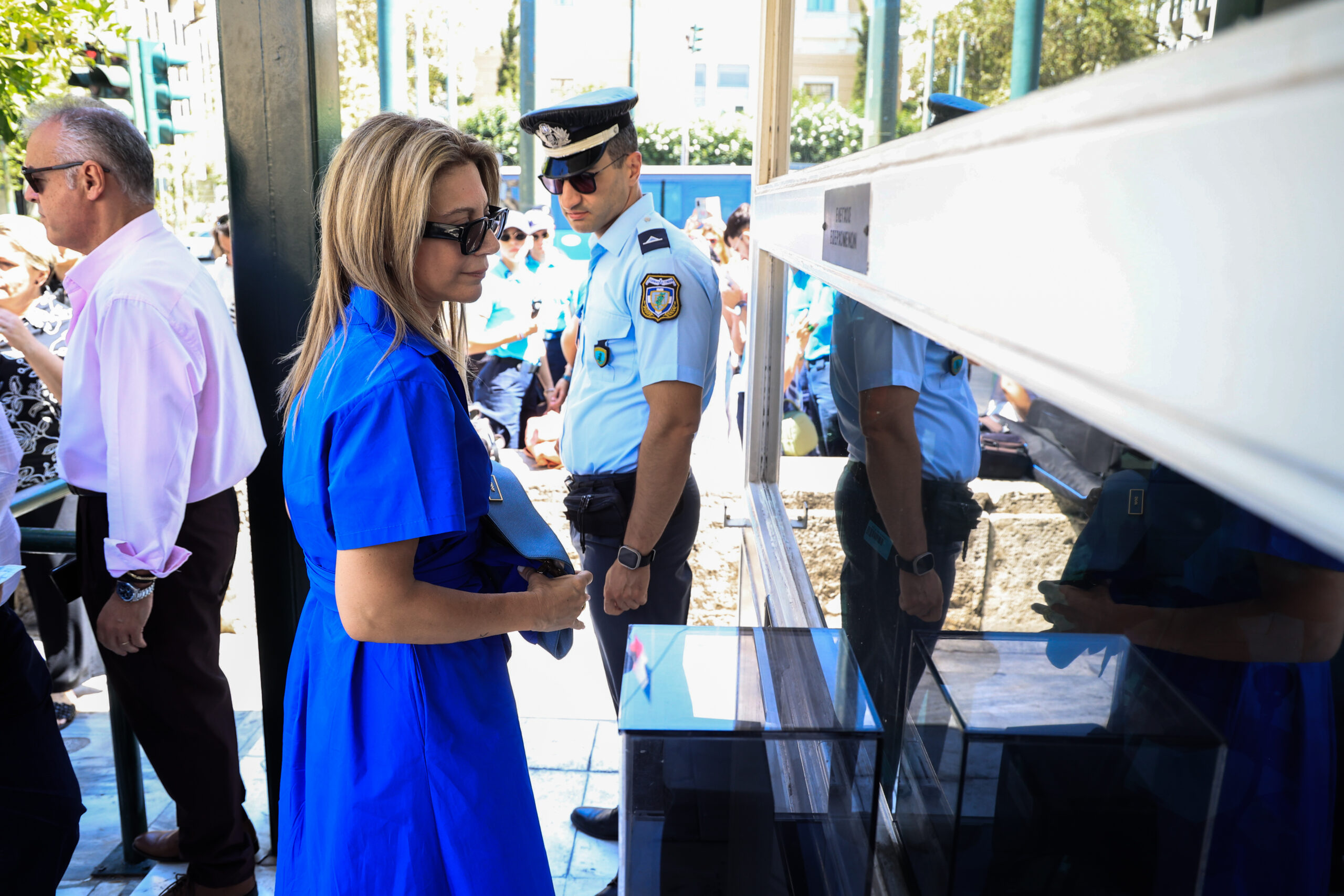 [379030] ΚΑΤΑΘΕΣΗ ΑΠΟ ΤΟΝ ΣΥΛΛΟΓΟ ΠΛΗΓΕΝΤΩΝ ΔΥΣΤΥΧΗΜΑΤΟΣ ΤΕΜΠΩΝ ΤΩΝ 1,3 ΕΚΑΤ. ΥΠΟΓΡΑΦΩΝ ΣΤΗΝ ΒΟΥΛΗ   (ΓΙΩΡΓΟΣ ΚΟΝΤΑΡΙΝΗΣ/EUROKINISSI)