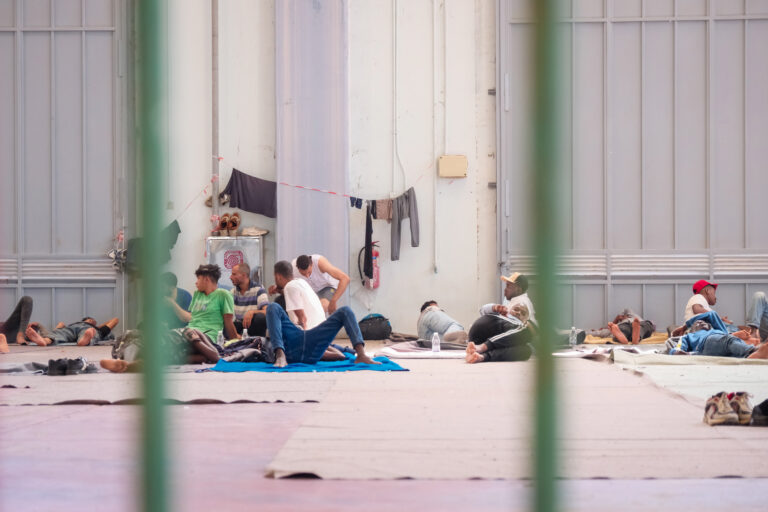 Προχωρά η αποσυμφόρηση της Κρήτης με μεταφορά μεταναστών στην ηπειρωτική Ελλάδα – Σε επιφυλακή οι αρχές για νέο κύμα αφίξεων