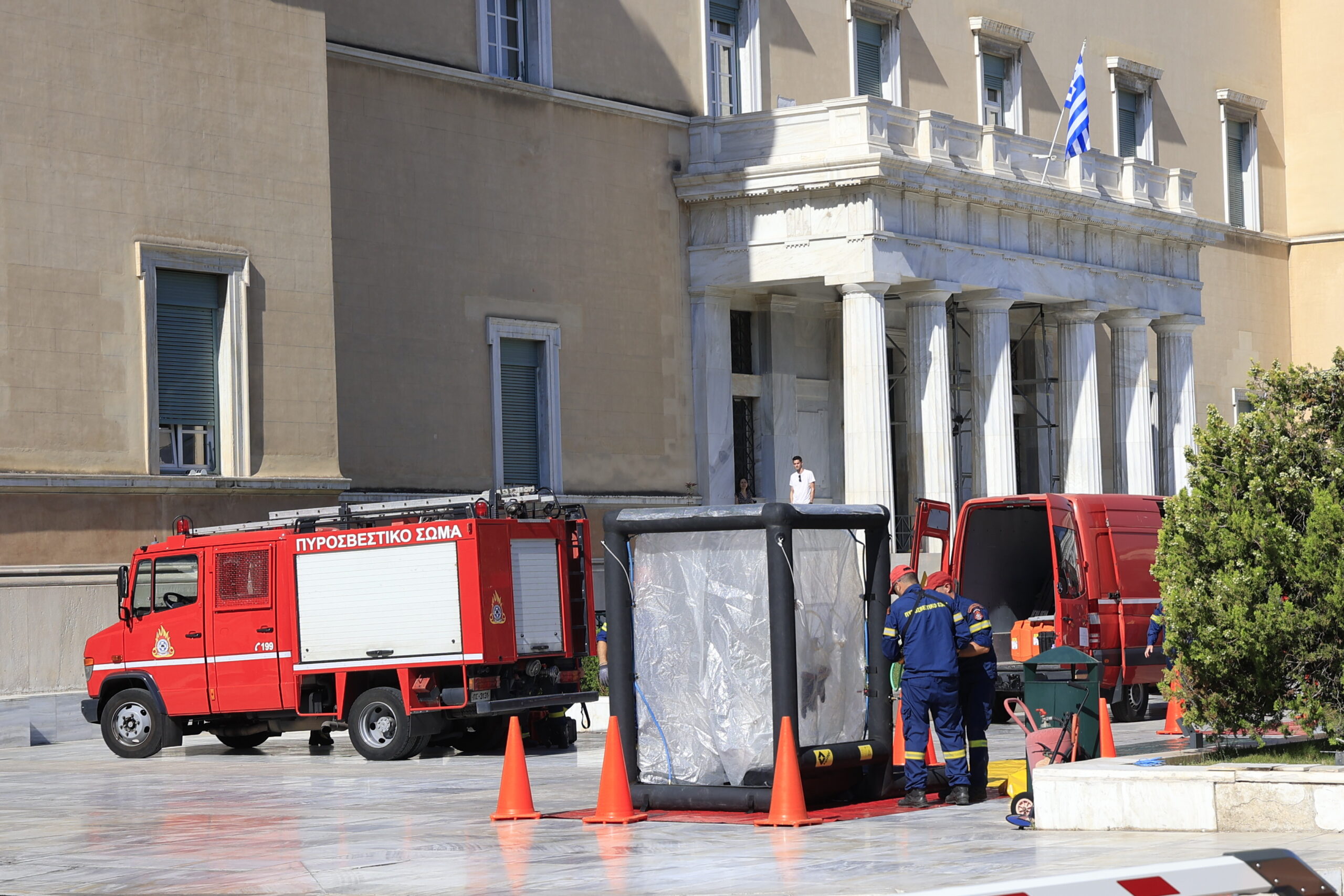 Επιχείρηση της ΕΛΑΣ τώρα για ύποπτο φάκελο στη Βουλή