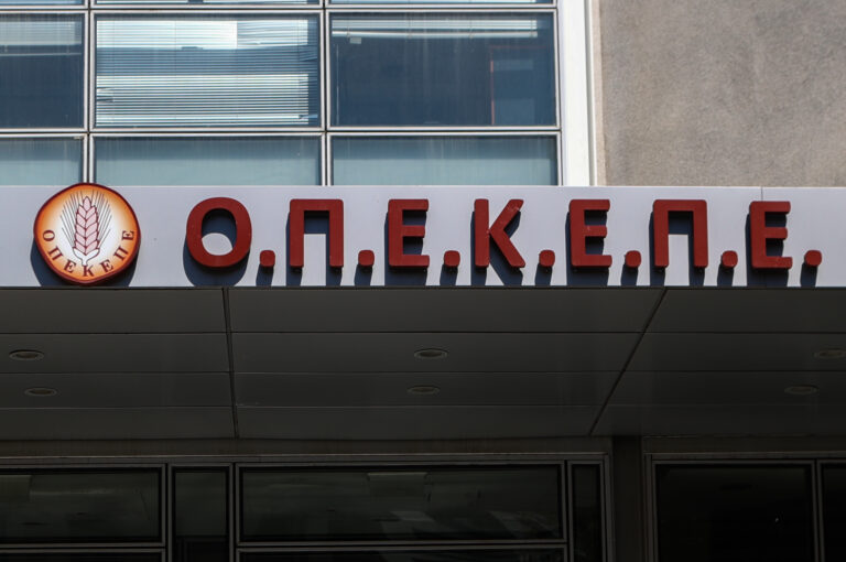 Μαίνεται η κόντρα κυβέρνησης – αντιπολίτευσης για τον ΟΠΕΚΕΠΕ – Στη Βουλή μεταφέρθηκαν οι πολιτικοί διαξιφισμοί