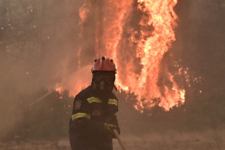 Με δείκτη επικινδυνότητας 5, μέσα σε 8 ώρες υπό έλεγχο η πυρκαγιά στον Ωρωπό