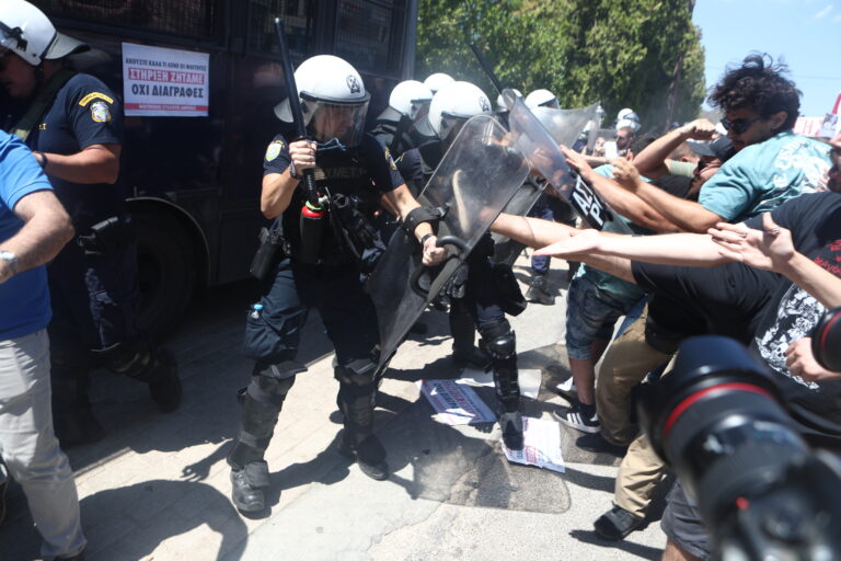 Σύνοδος Πρυτάνεων: Διαμαρτυρία φοιτητών που αντιδρούν στο σχέδιο νόμου για τις διαγραφές και τη βία στα πανεπιστήμια