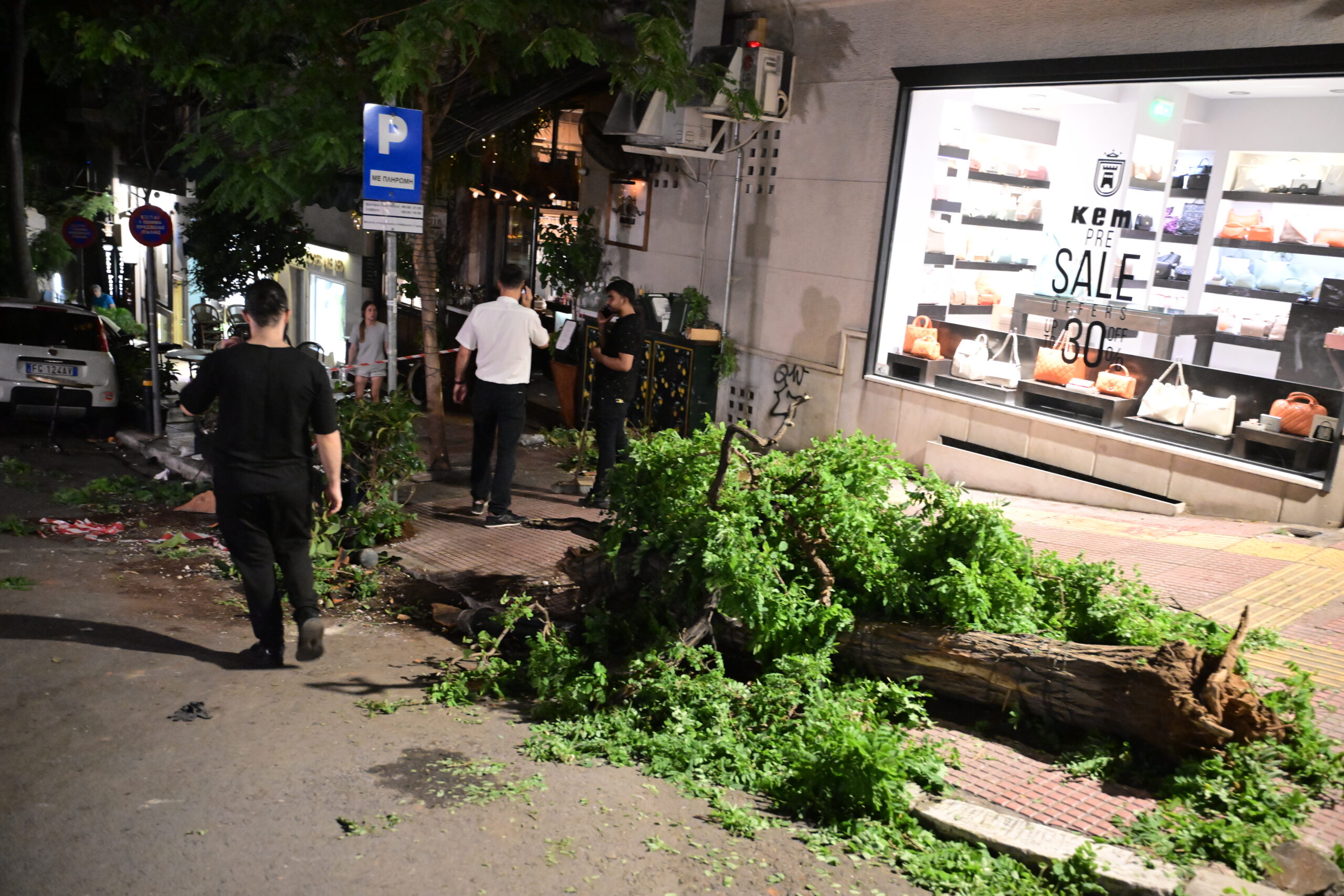ΑΥΤΟΚΙΝΗΤΟ ΕΠΕΣΕ ΣΕ ΚΟΣΜΟ ΕΞΩ ΑΠΟ ΕΣΤΙΑΤΟΡΙΟ ΣΤΟ ΚΟΛΩΝΑΚΙ  (ΤΑΤΙΑΝΑ ΜΠΟΛΑΡΗ/EUROKINISSI)