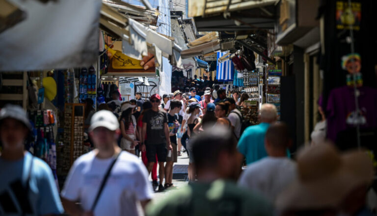 Ισχυρός καύσωνας διαρκείας σε όλη τη χώρα έως το Σάββατο – 42 βαθμοί Κελσίου την Πέμπτη στην Αθήνα